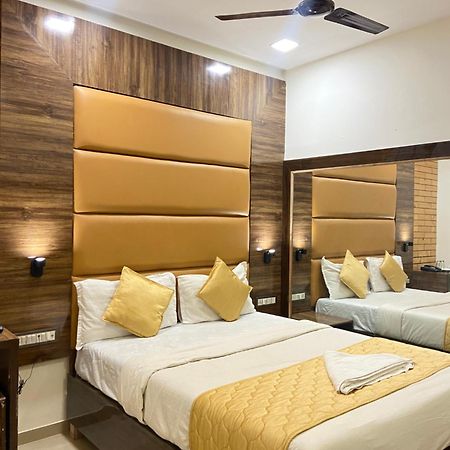Hotel Blue Wellington - Near Mumbai Airport Экстерьер фото