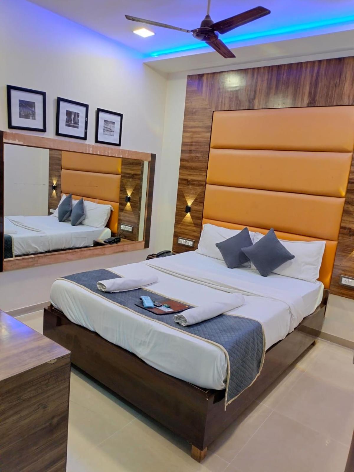 Hotel Blue Wellington - Near Mumbai Airport Экстерьер фото