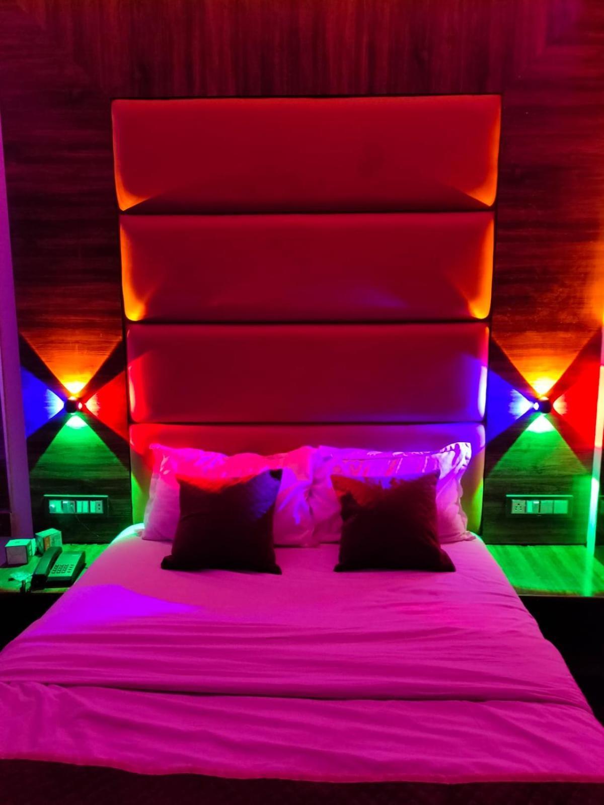 Hotel Blue Wellington - Near Mumbai Airport Экстерьер фото