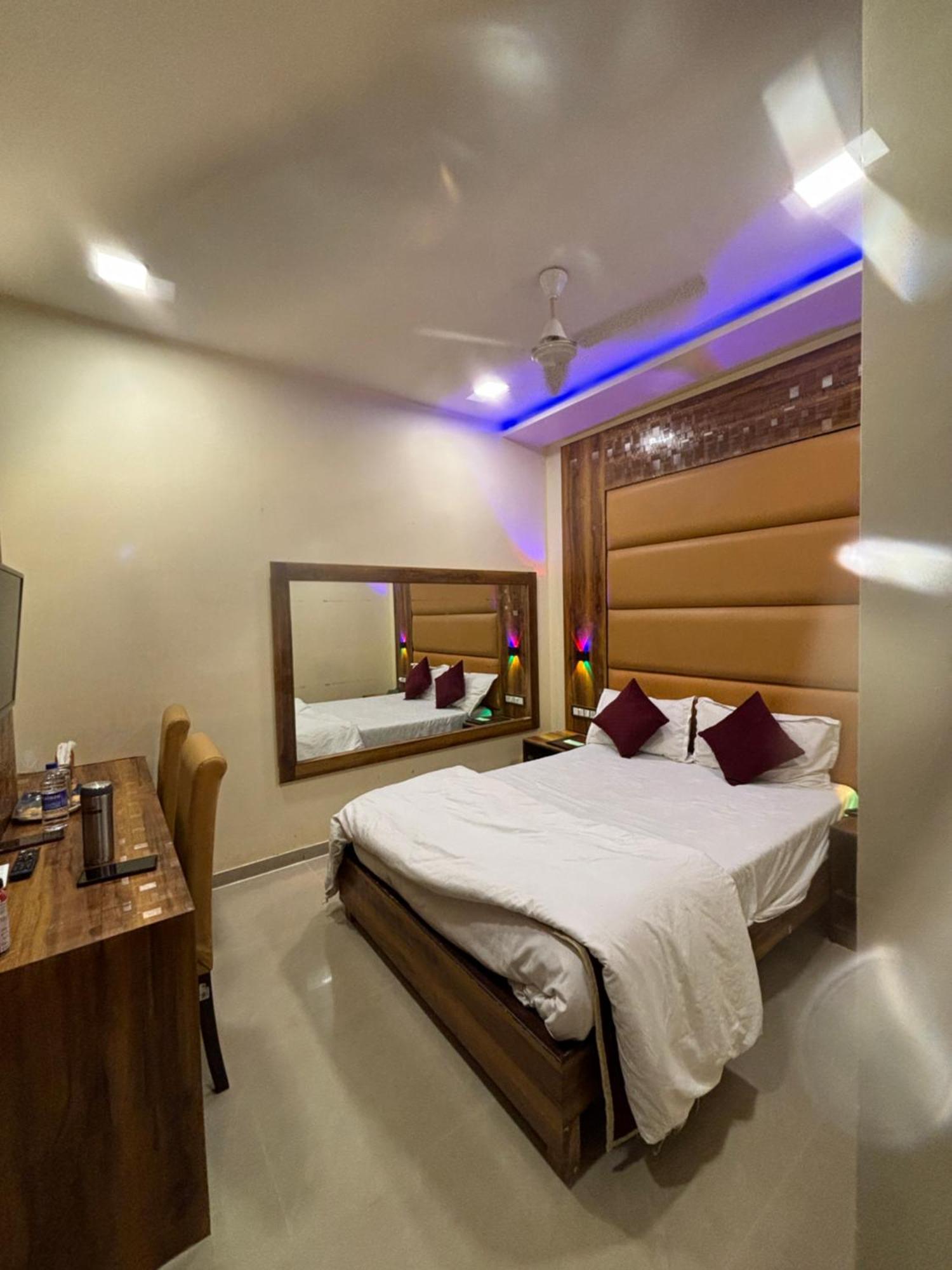 Hotel Blue Wellington - Near Mumbai Airport Экстерьер фото