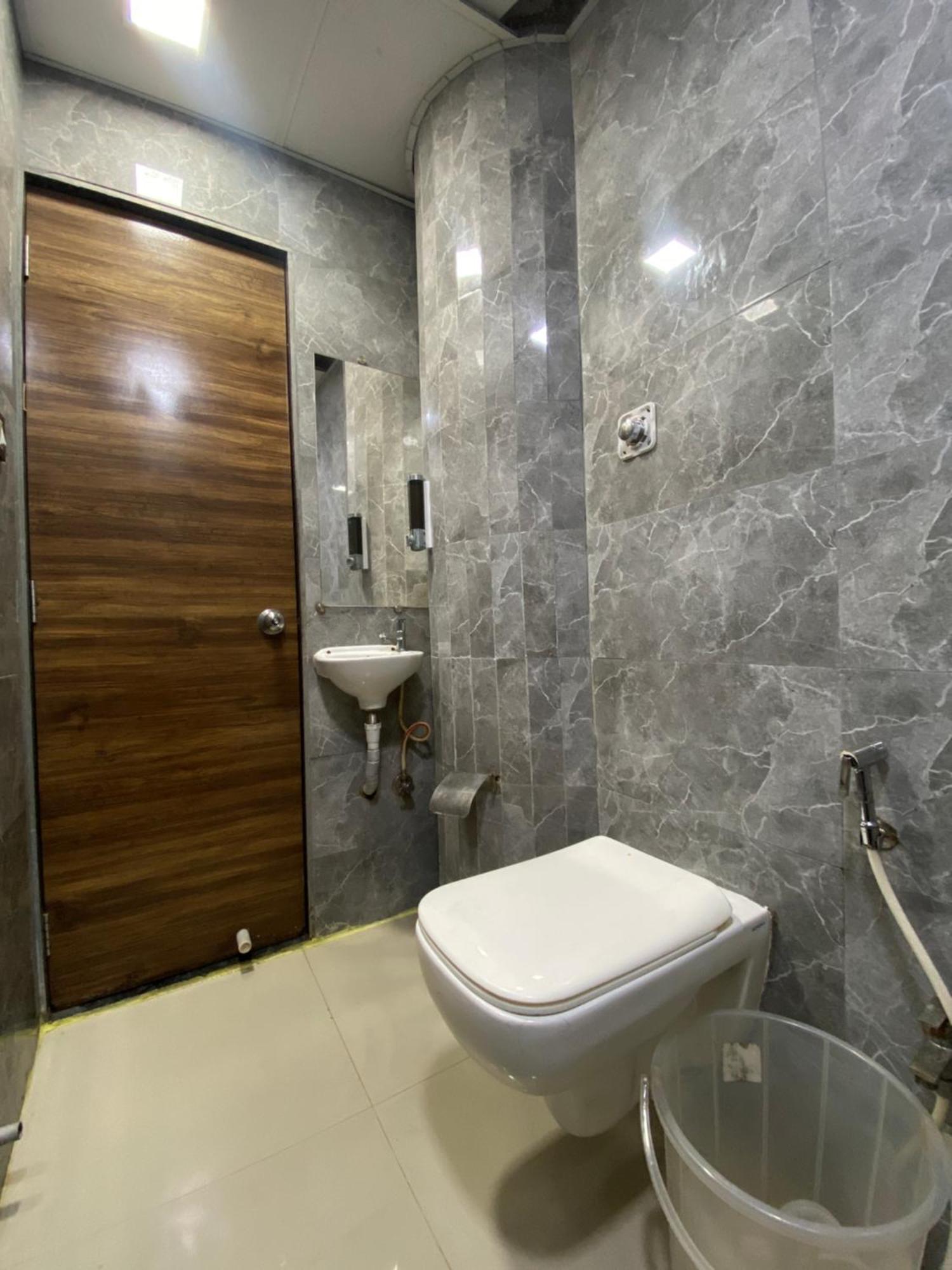 Hotel Blue Wellington - Near Mumbai Airport Экстерьер фото