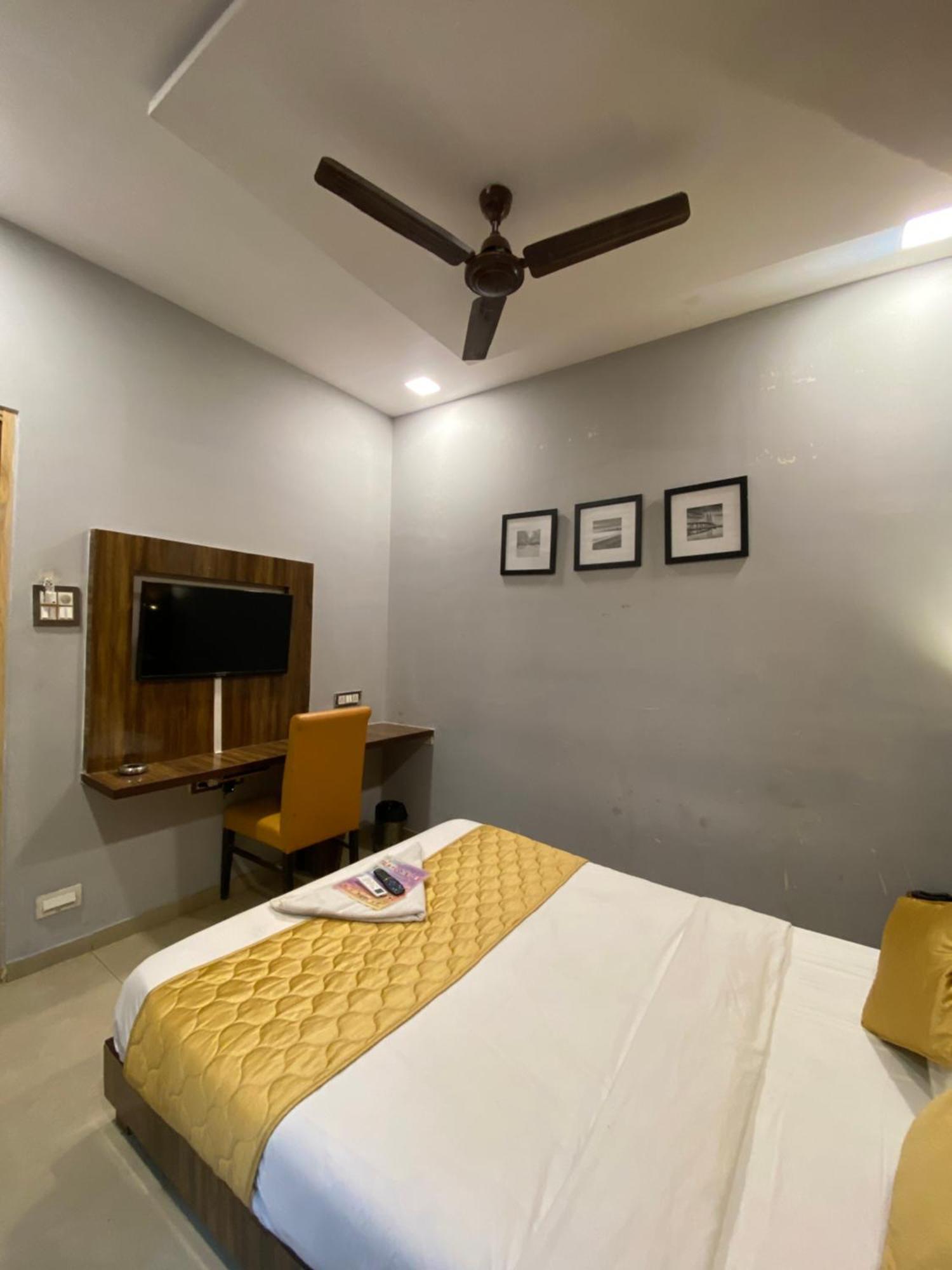 Hotel Blue Wellington - Near Mumbai Airport Экстерьер фото
