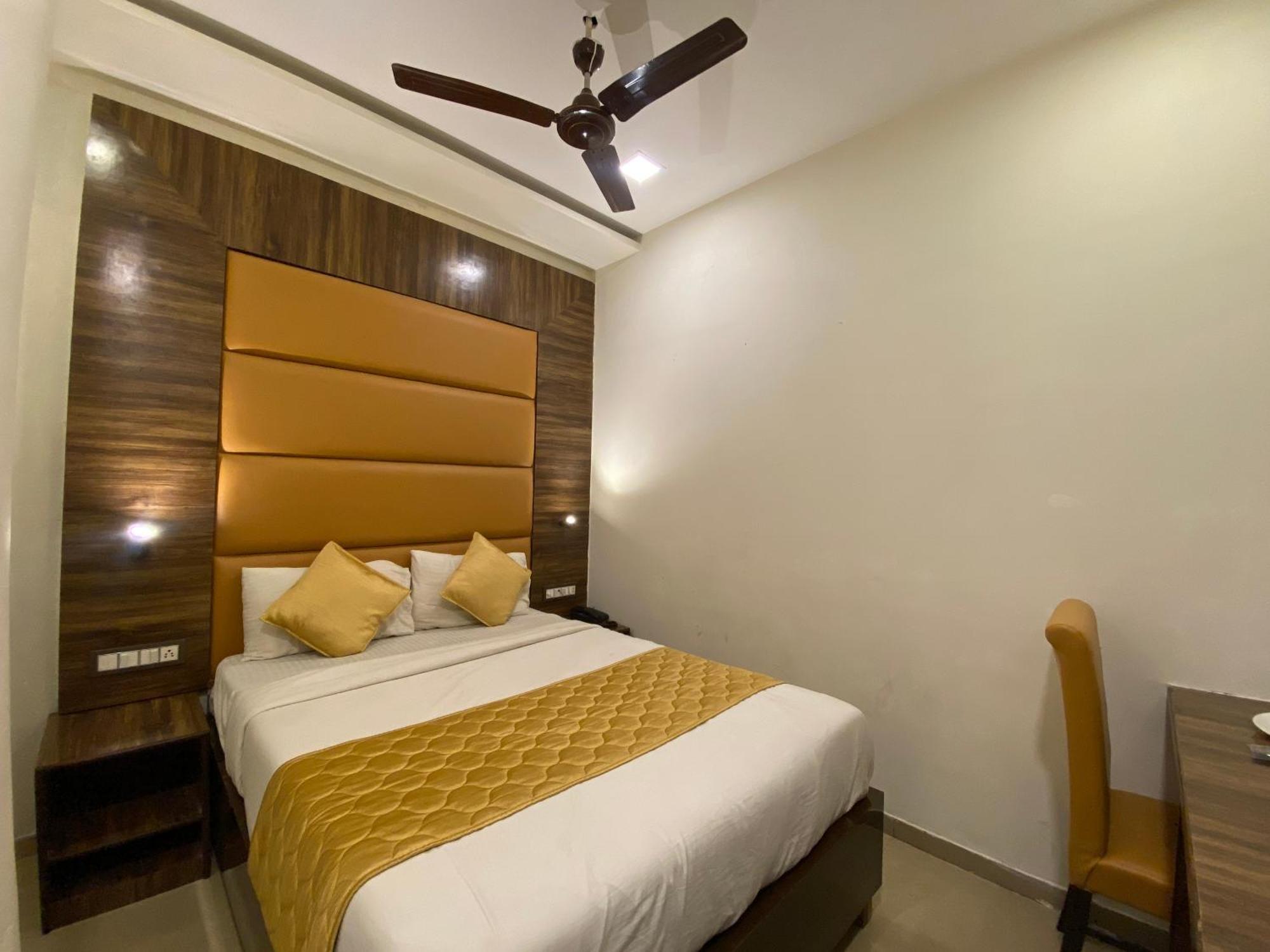Hotel Blue Wellington - Near Mumbai Airport Экстерьер фото