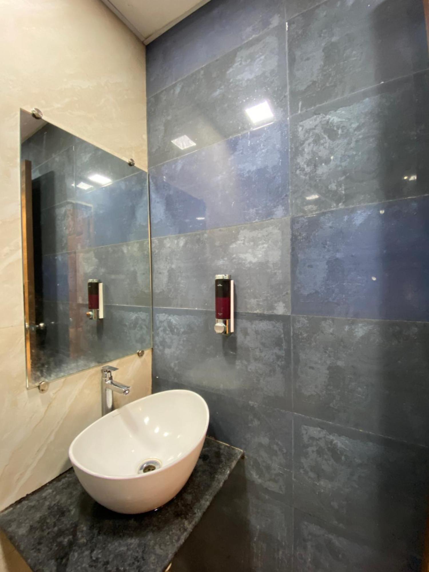 Hotel Blue Wellington - Near Mumbai Airport Экстерьер фото