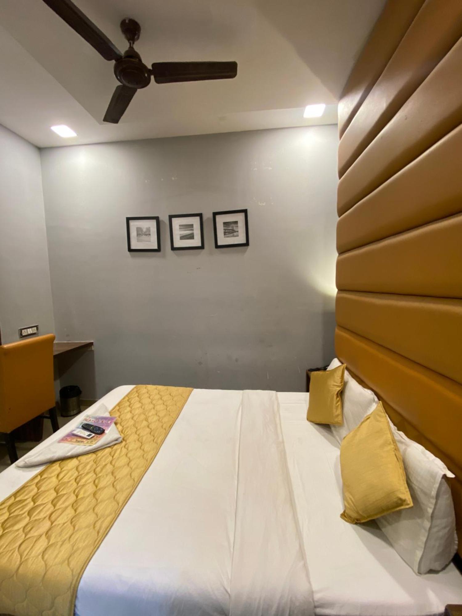 Hotel Blue Wellington - Near Mumbai Airport Экстерьер фото