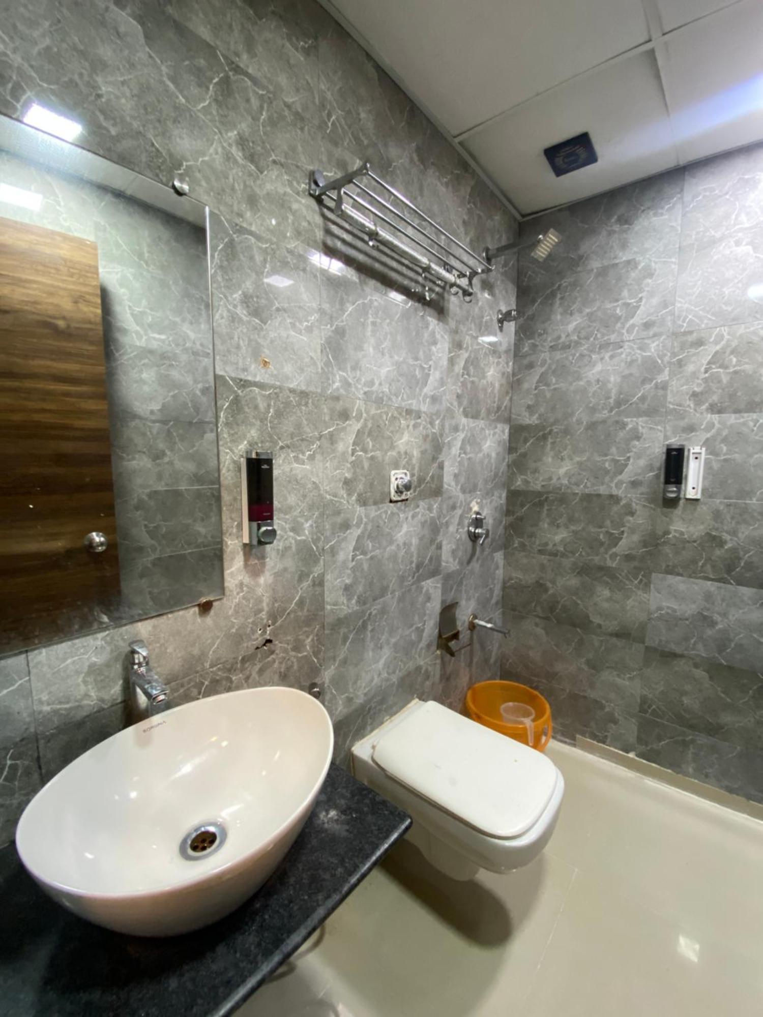 Hotel Blue Wellington - Near Mumbai Airport Экстерьер фото