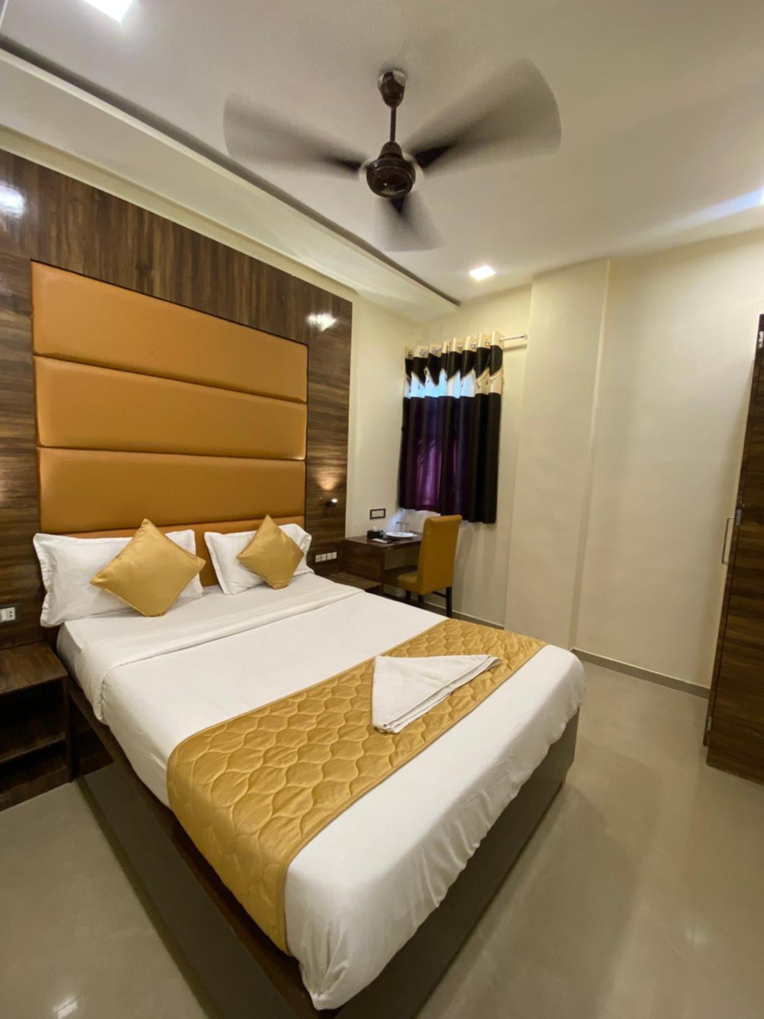 Hotel Blue Wellington - Near Mumbai Airport Экстерьер фото