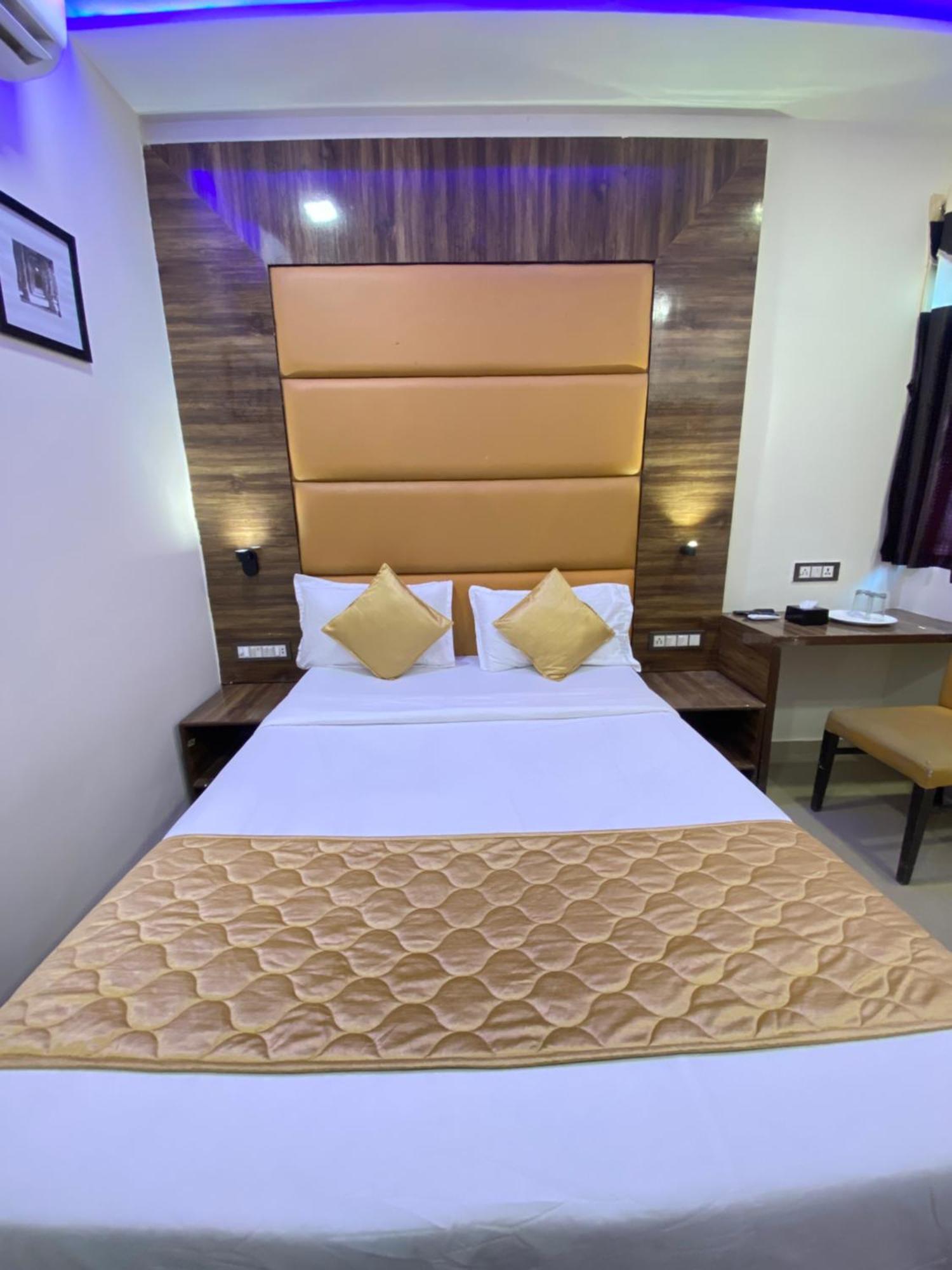 Hotel Blue Wellington - Near Mumbai Airport Экстерьер фото