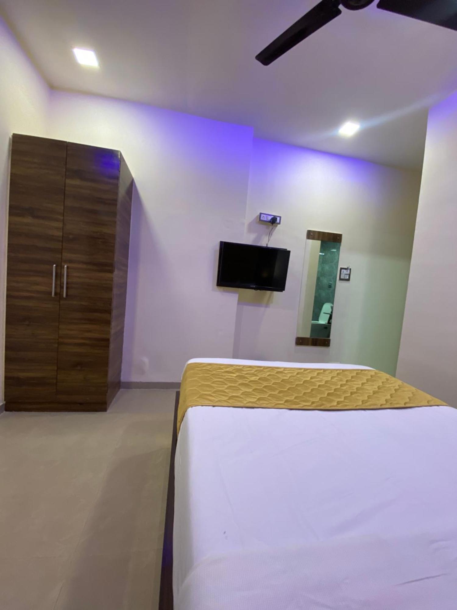 Hotel Blue Wellington - Near Mumbai Airport Экстерьер фото