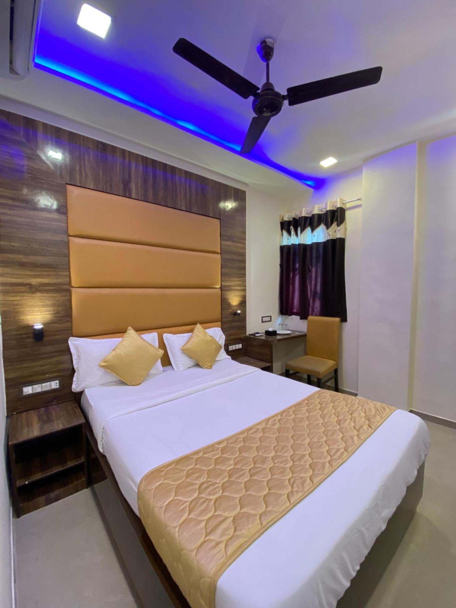 Hotel Blue Wellington - Near Mumbai Airport Экстерьер фото