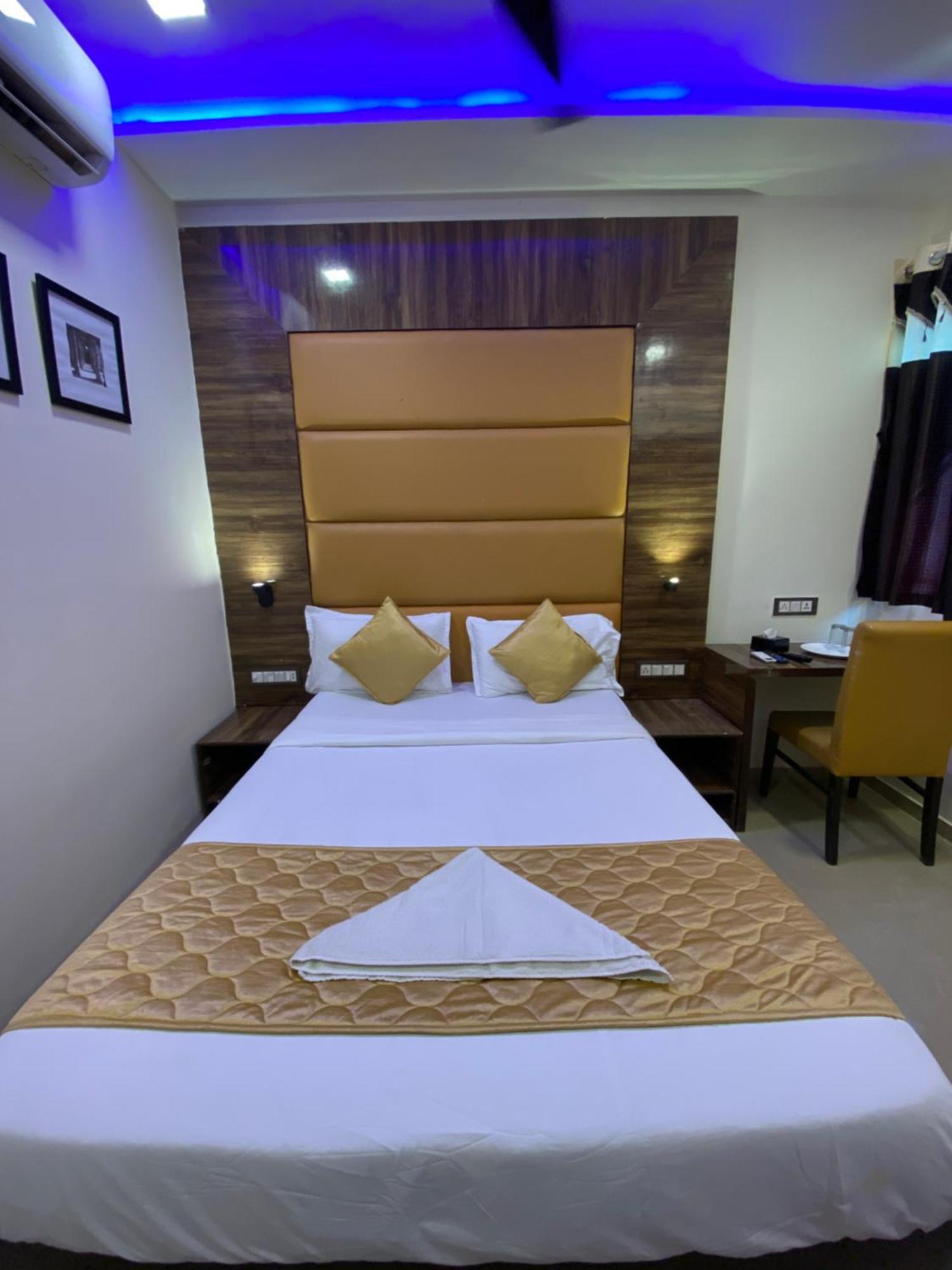Hotel Blue Wellington - Near Mumbai Airport Экстерьер фото