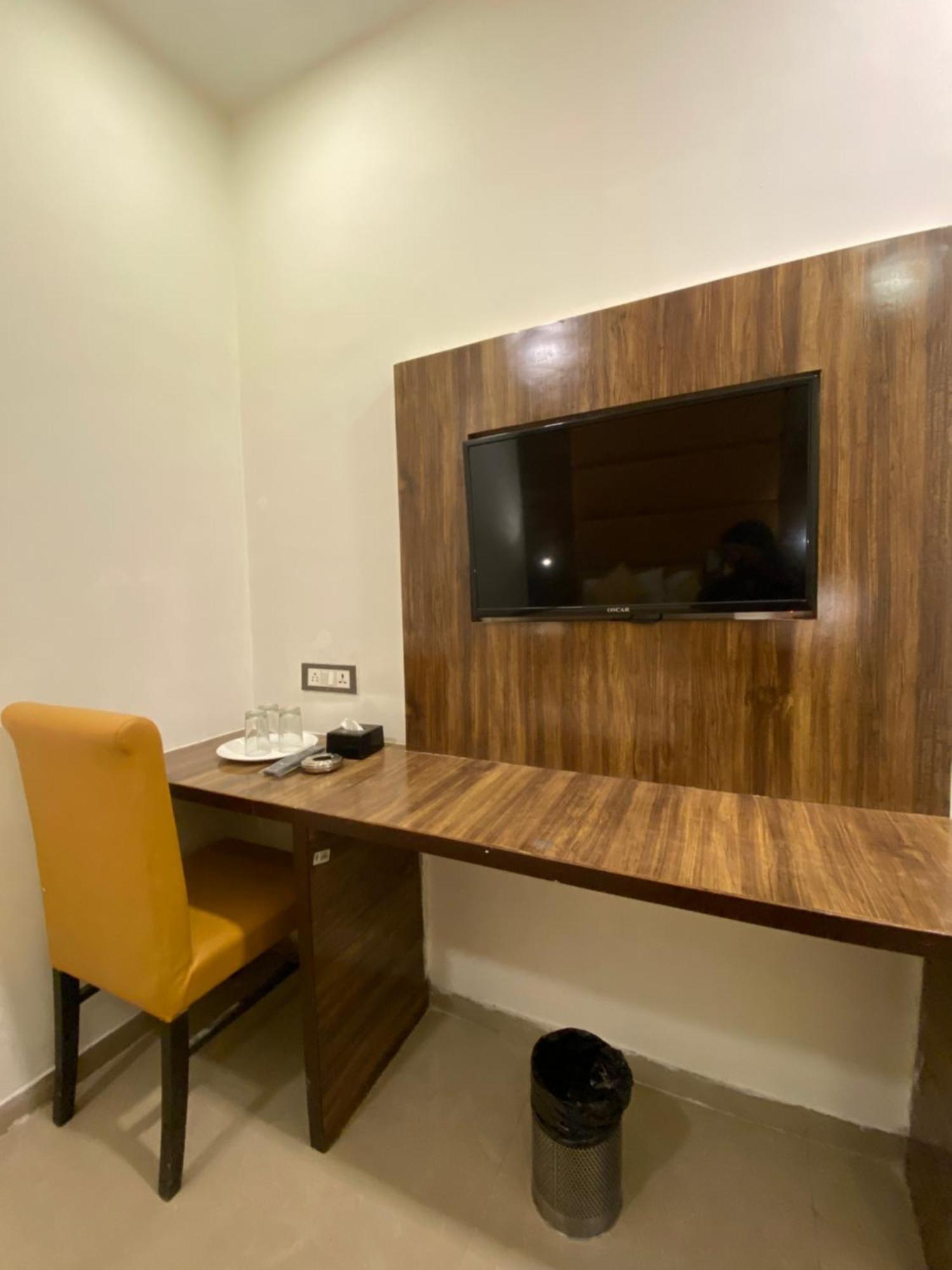 Hotel Blue Wellington - Near Mumbai Airport Экстерьер фото