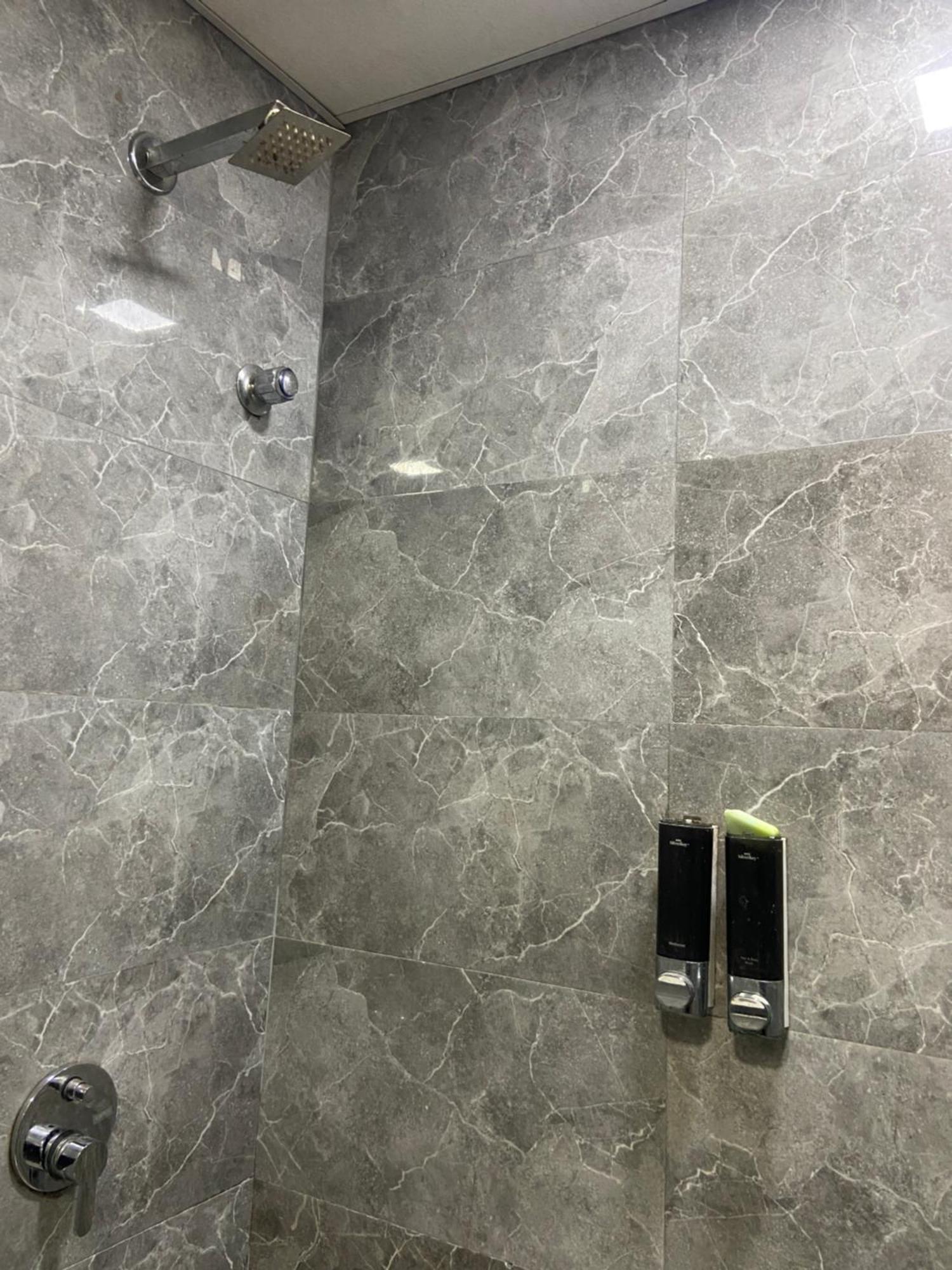 Hotel Blue Wellington - Near Mumbai Airport Экстерьер фото