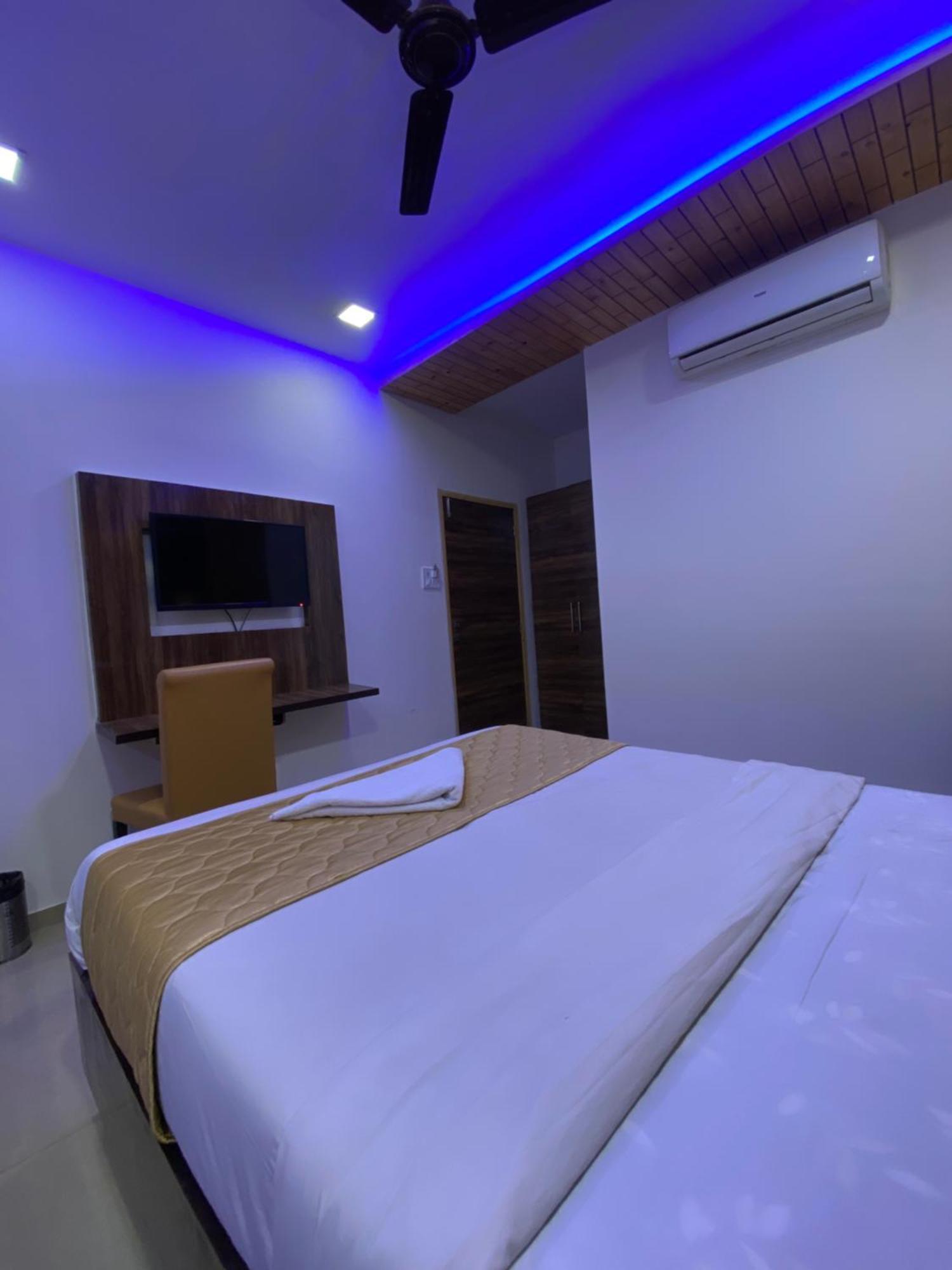 Hotel Blue Wellington - Near Mumbai Airport Экстерьер фото