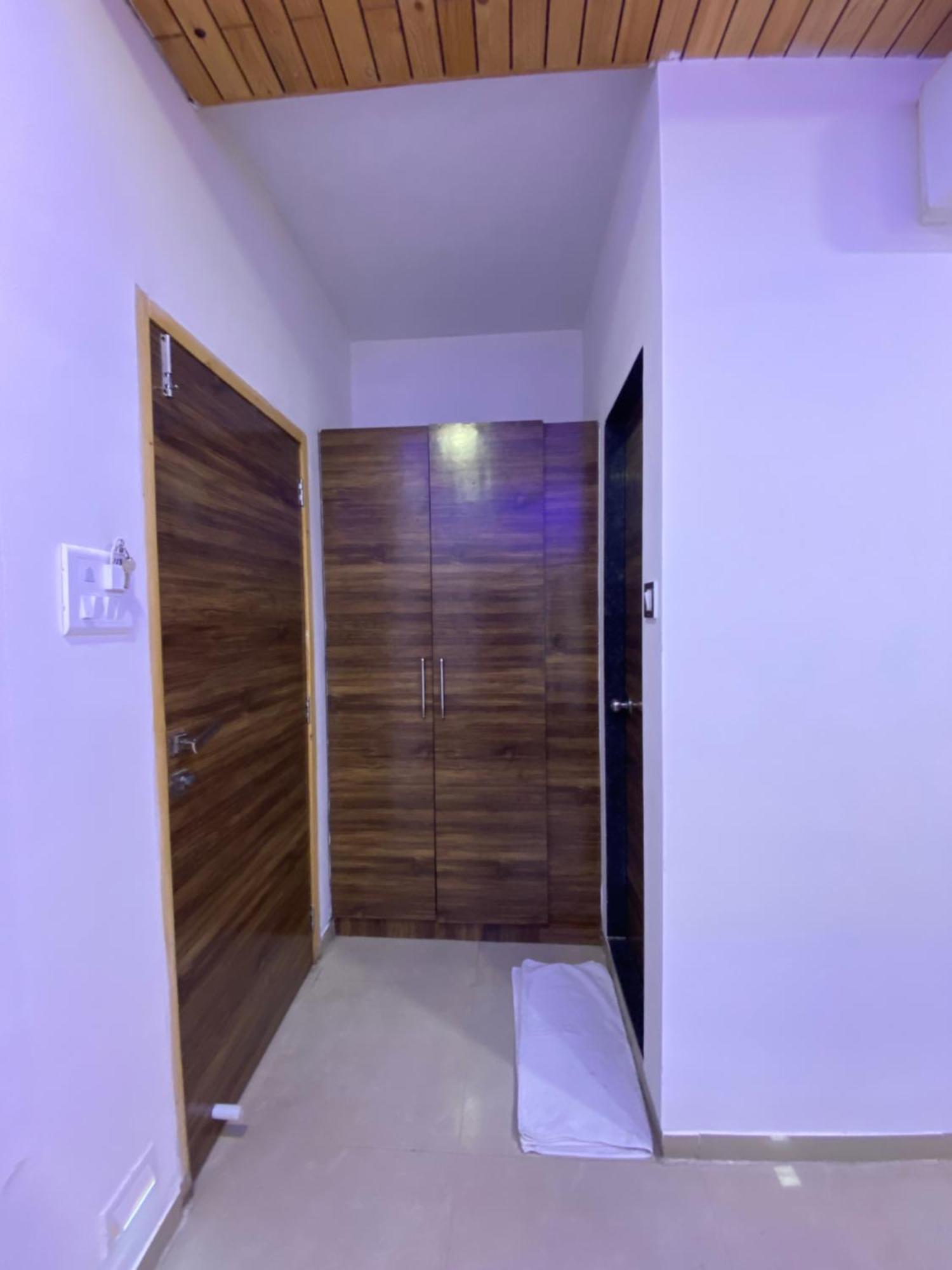 Hotel Blue Wellington - Near Mumbai Airport Экстерьер фото