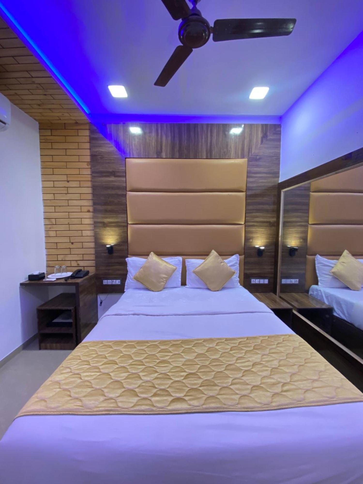 Hotel Blue Wellington - Near Mumbai Airport Экстерьер фото