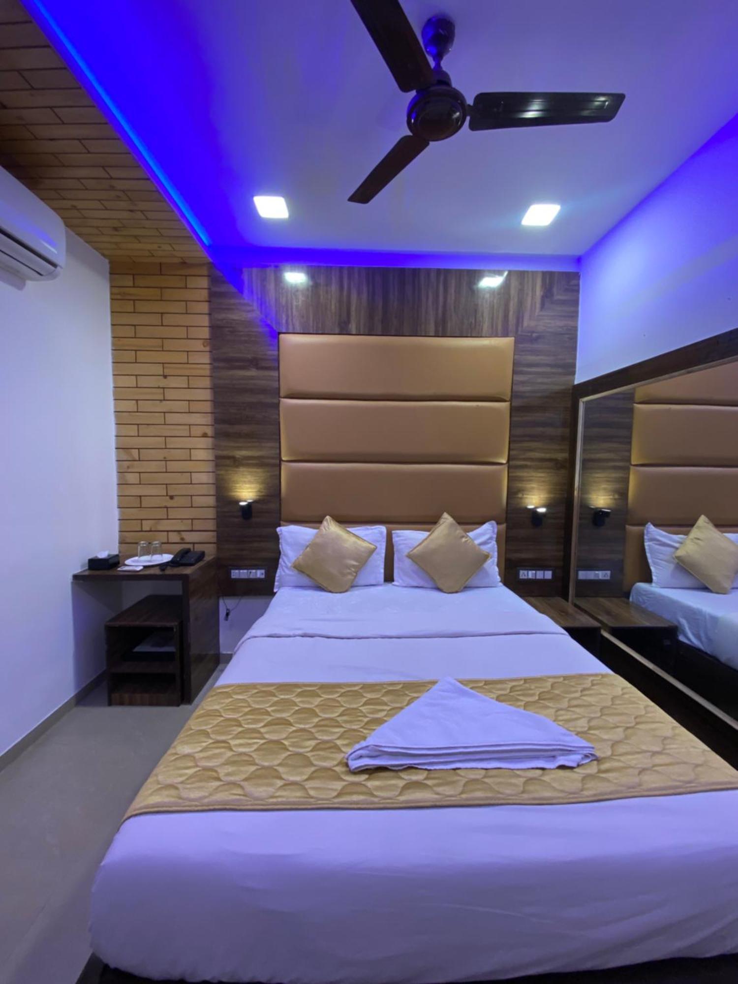Hotel Blue Wellington - Near Mumbai Airport Экстерьер фото