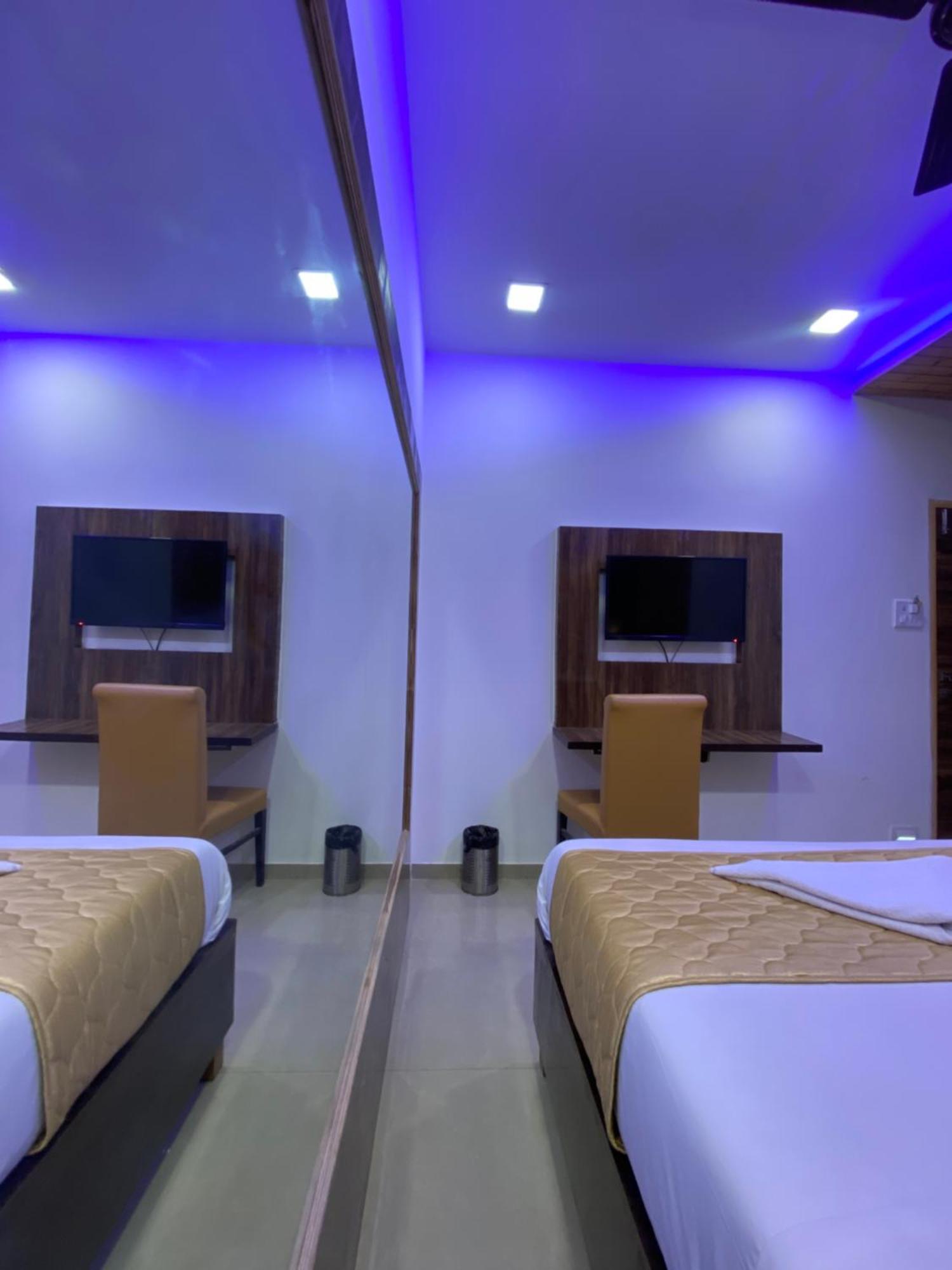 Hotel Blue Wellington - Near Mumbai Airport Экстерьер фото