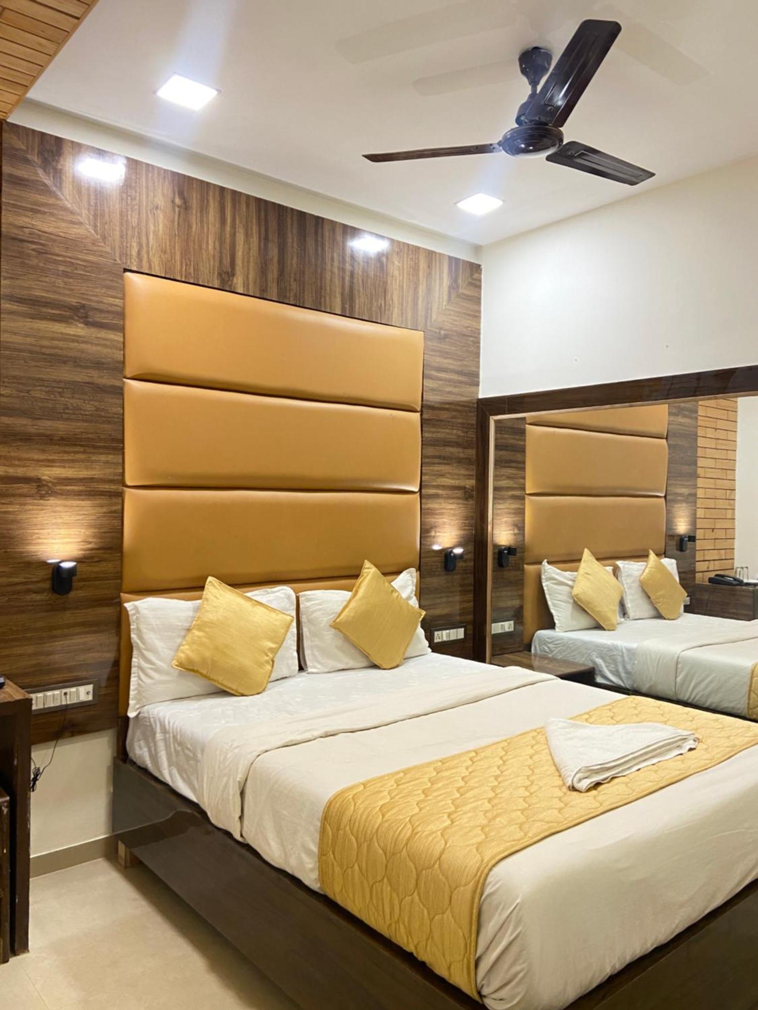 Hotel Blue Wellington - Near Mumbai Airport Экстерьер фото