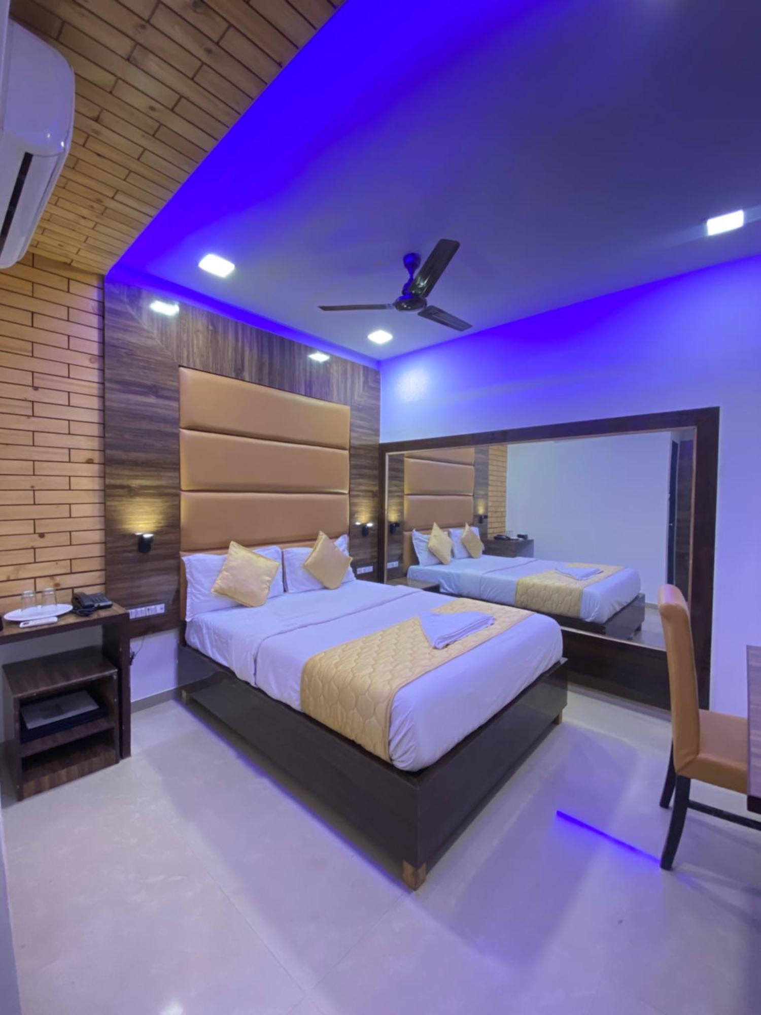 Hotel Blue Wellington - Near Mumbai Airport Экстерьер фото
